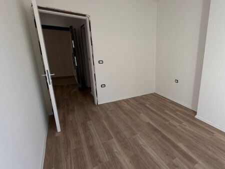 Shitet apartament 1+1 në Sauk
