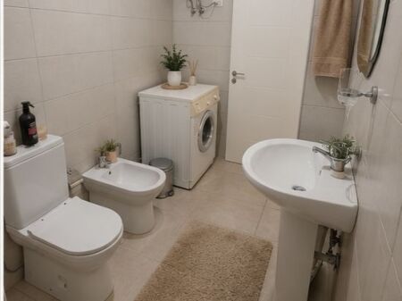 Prane Doganes tek Casa Italia, jepet me qera apartament 2+1.