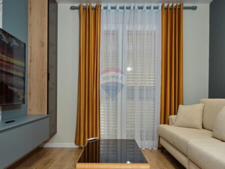 Jepet me qira Apartament në zemër të Bllokut