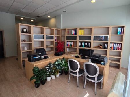 Locale Commerciale in Affitto – Ambasador 2