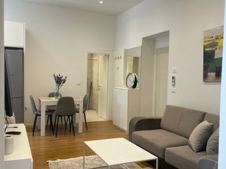 Rruga e Durresit,pas Hotel Colosseo jepet me qera apartament 2+1,i mobiluar.800Euro