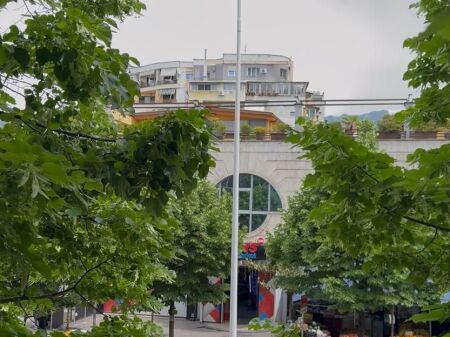 Shitet Apartament 1+1+bllk Rruga Bardhyl Super Location, pallat buze rruge150.000€