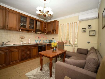 Apartament 2+1+post parkimi me qera Rruga Fortuzi ne Tirane