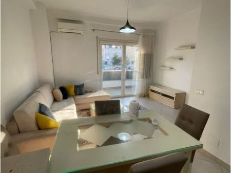 Qera, Apartament 2+1+2+Post Parkimi, Komuna e Parisit, Tiranë.