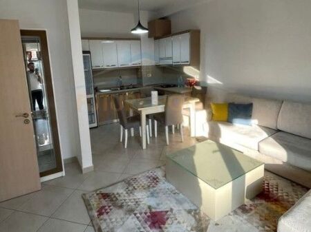 Qera, Apartament 2+1+2+Post Parkimi, Komuna e Parisit, Tiranë.