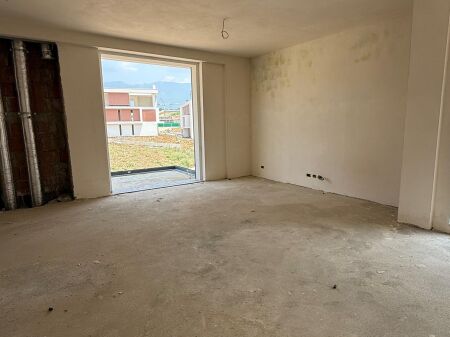 Shitet apartament 2+1+2 tek Kompleksi “Tulipan Residence”, mini-qyteza elitare mes natyrës.