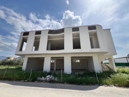  Edificio di 2 piani in affitto a Kamëz.