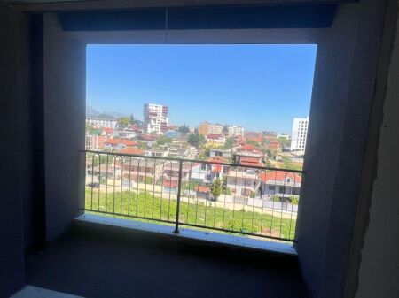 SHITET APARTAMENT 3+1+2 me ballkon – RRETHI I KLANIT (BENGAS), TIRANË 