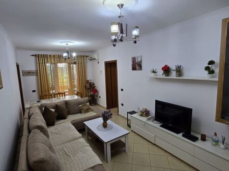  Jepet me qera apartament 2+1 + aneks  Pranë Bulevardit Bajram Curri, rr. Nikolle Kacorri panë pallatit me shigjeta Çmimi: 500€ / muaj