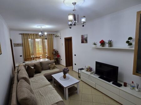 Jepet me qera apartament 2+1 + aneks  Pranë Bulevardit Bajram Curri, rr. Nikolle Kacorri panë pallatit me shigjeta
