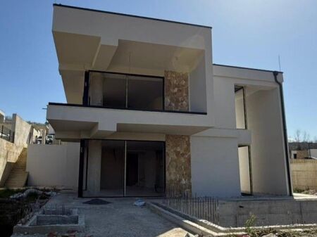 Villa for Sale – Farkë, Golden Oak 