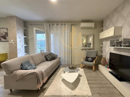  Shitet apartament modern 2+1 në Komunën e Parisit, Tiranë 