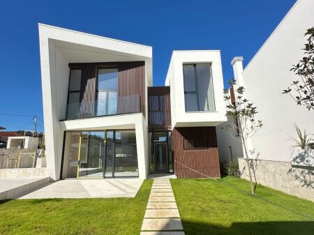 Villa su 3 Piani in Vendita vicino a TEG