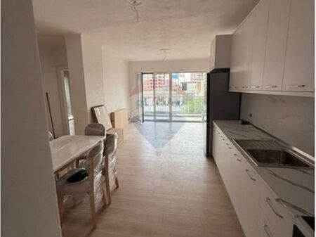 Super apartament 2+1 per shitje Fusha Avaicionit!