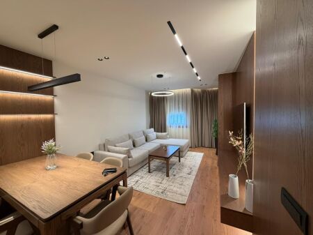  Jepet me qera apartament super elegant 1+1 | 65 m² Pranë Stadiumit Dinamo   Totalisht i sapo investuar  Arredim modern & punime cilësore  Ambient i ndriçuar dhe shumë komod  Lokacion premium, pranë çdo faciliteti   1200€ neto/