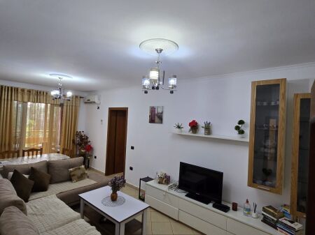  Jepet me qera apartament 2+1 + aneks  Pranë Bulevardit Bajram Curri, rr. Nikolle Kacorri panë pallatit me shigjeta  108 m² |  Kati 2  I mobiluar dhe i organizuar mirë  Me ballkon  Çmimi: 500€ / muaj