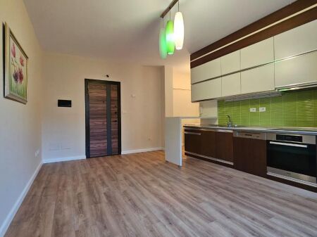 Shitet apartament 1+1 tek Mine Peza