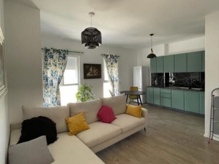  Jepet me qera apartament 2+1 në Univers City, Tiranë!   Apartament modern dhe komod, i pozicionuar në katin e 3-të të një pallati me ashensor.  Organizohet në sallon + kuzhinë, 2 dhoma gjumi, tualet dhe ballkon.  Zonë e qetë dhe familjare, me të gjitha facilitetet pranë.   Çmimi: 500€/muaj   Na kontaktoni për më shumë informacion ose vizitë në pronë!