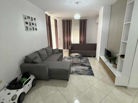 Apartament 2+1+2 per qera Tek kompleksi Fratari !