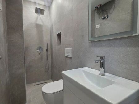 Shitet ,Apartament 1+1, Komuna e Parisit, Tirane