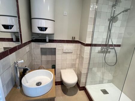 Qender/Rruga e Barrikadave, jepet me qera apartament 1+1.