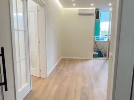 Shitet, Apartament 1+1, Komuna e Parisit , Tiranë.