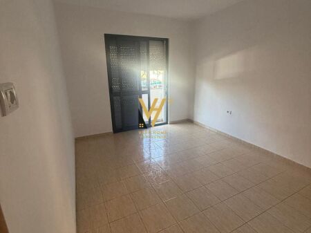 JEPET AMBIENT BIZNESI 70 M2 ME QERA TE RRUGA BARDHYL 60.000 LEKE