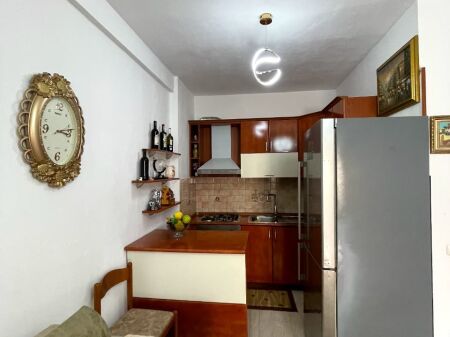 Shitet apartament 1+1