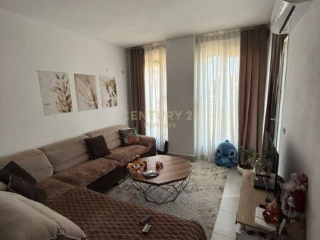 Apartament 2+1+2 per shitje ne fund te rruges 5-Maji