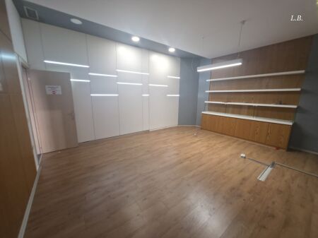 Locale Commerciale in Affitto per Clinica / Ufficio / Call Center | 1° Piano con Facciata