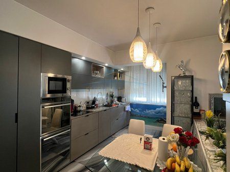 Shitet Apartament 3+1+2+Depo, Komuna e Parisit.