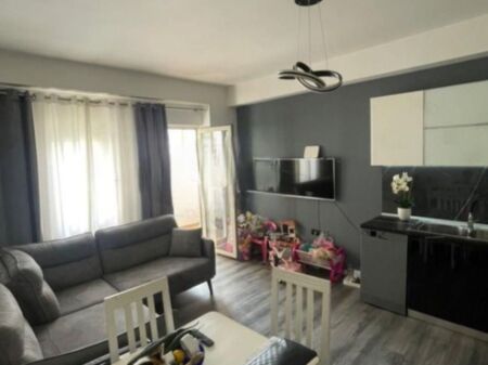  Shitet Apartament 1+1 – Pranë Materniteti i Ri 