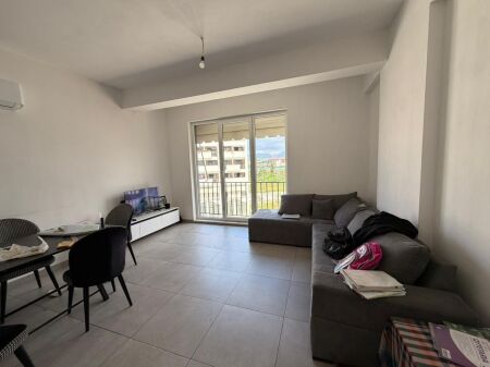  Jepet me qira apartament 3+1+2  Tek 5 Maji Çmimi: 600 Euro / muaj (i diskutueshëm)