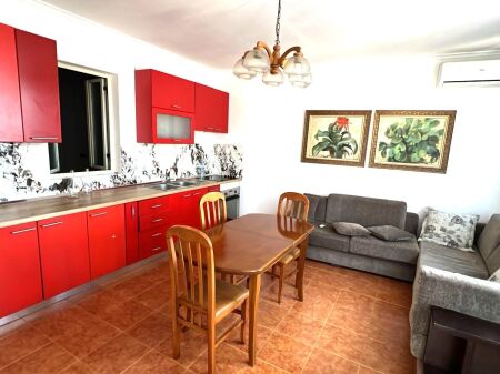 Jepet me qera apartament 2+1, Kati 3 i nje shtepie private, me tarrace, 450 €