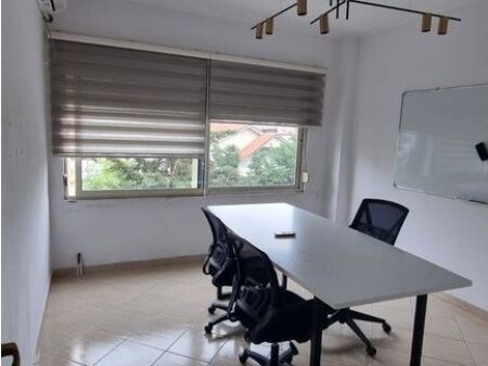 Qera, Ambient per zyra, Komuna e Parisit, Tirane