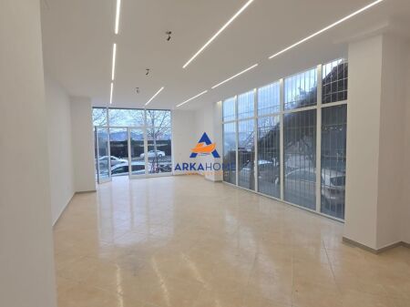 UNITÀ COMMERCIALE IN AFFITTO 70.15M2 "PALAZZI GIALLI" 650 EURO