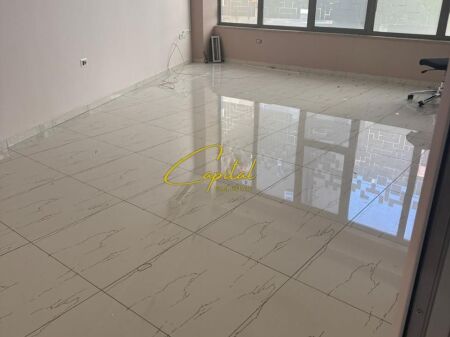 AMBIENT BIZNESI ME QIRA 80 M2 RRUGA E DIBRES 120.000 LEKE