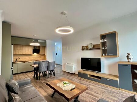QIRA, APARTAMENT MODERN 2+1+2 me POST PARKIMI, PAZARI RI 