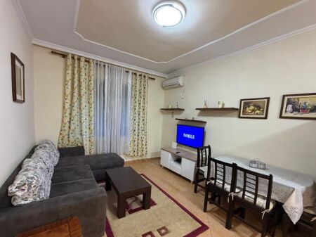 Jepet me qera Apartamenti 1+1 , rruga Ferit Xhajko prane Karburant Kastrati dhe prane Medrese 470 mije leke