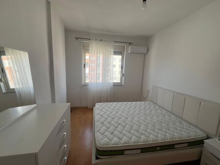2+1 Me Qera, Astir, Hotel Marinaj