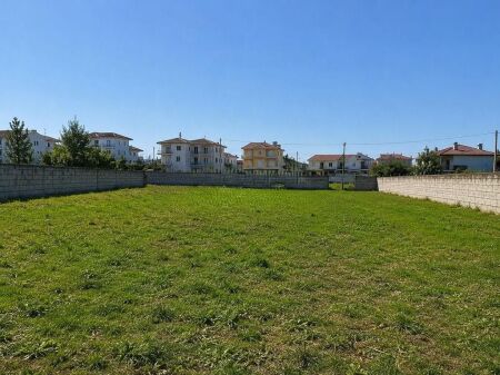 Shitet Tokë në Kamëz ose Jepet me Klering – 1481m² në Zonë të Kuqe për Ndërtim 170,000 €