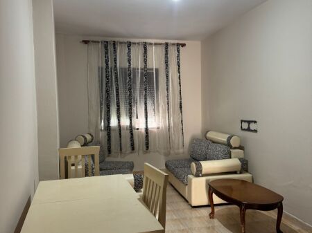 Bllok, jepet me qera apartament 1+1.