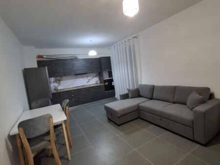 Jepet me qera Apartamenti 2+1 , ne fund te rruges 5 Maj tek ndertesat e reja 500 mije leke