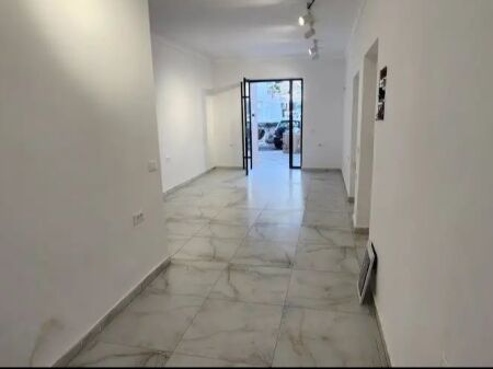 Locale Commerciale in Affitto a Brryli, Tirana