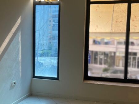 Jepet me qera ambient biznesi 300euro,32m²,kati 2,astir