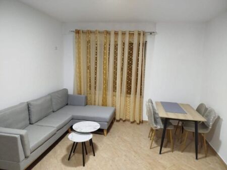 Jepet me qera Apartamenti 1+1 , Astir prane Rrethrrotullimit 400 mije leke