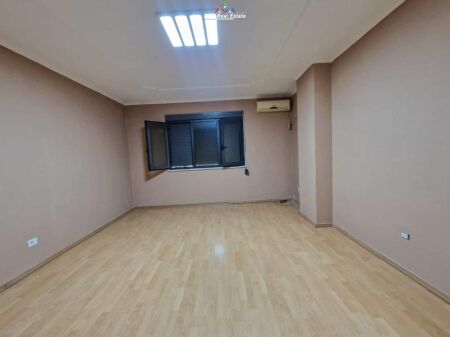 Ufficio In Affitto 2+1 In Centro (ID BZ2519) Tirana