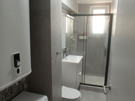 Stacioni i Trenit, jepet me qera apartament 2+1+post parkimi.