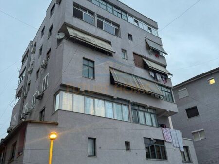Shitet, Apartament 1+1, 21 Dhjetori, Tiranë.
