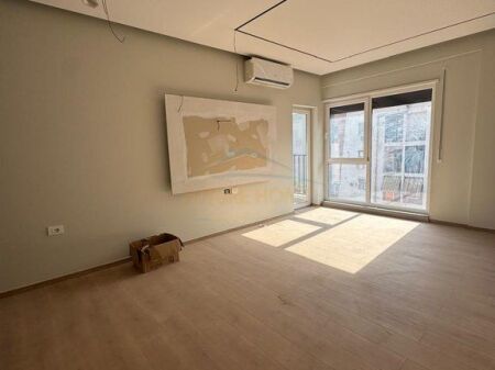 Shitet apartament 1+1 , 5 Maj Tirane
